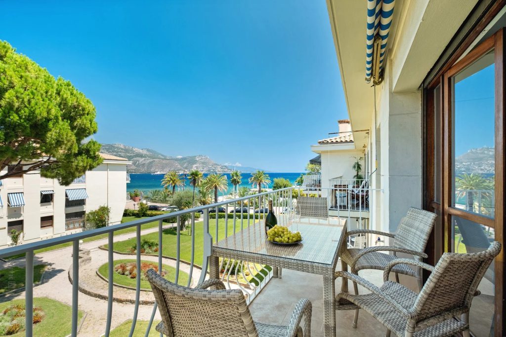 7286602 – Renovated top-floor apartment with sea views in Saint-Jean