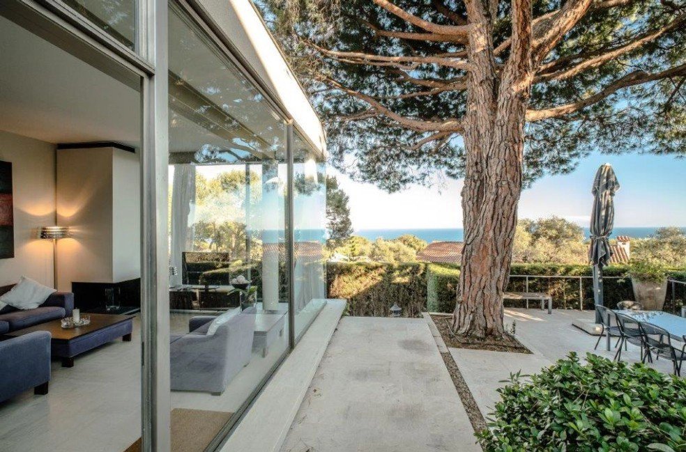 1071749 – Modern 5-bedroom villa with sea views