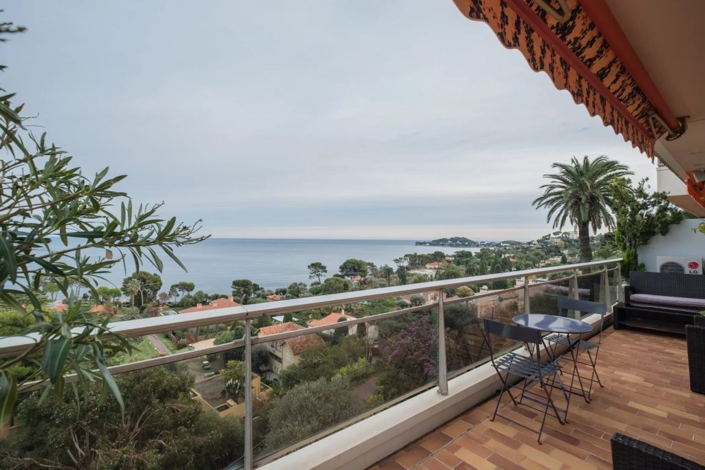 473483 – Beautiful terrace that surrounds the apartment