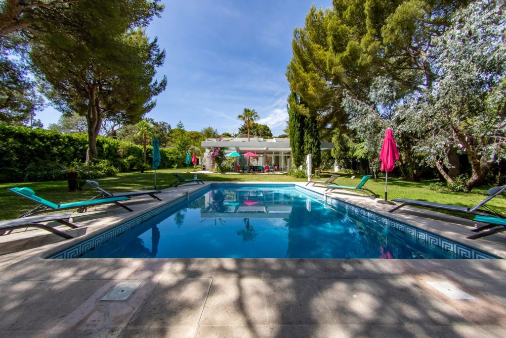 7867647 – Villa moderniste des années 1970 avec terrain plat et grande intimité