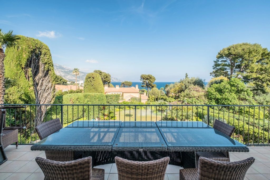 1071753 – Spacious 6-bedroom villa with sea views and pool