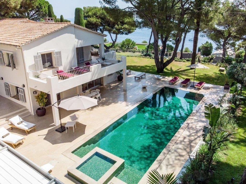 1071786 – Provencal villa with flat gardens, pool and sea views