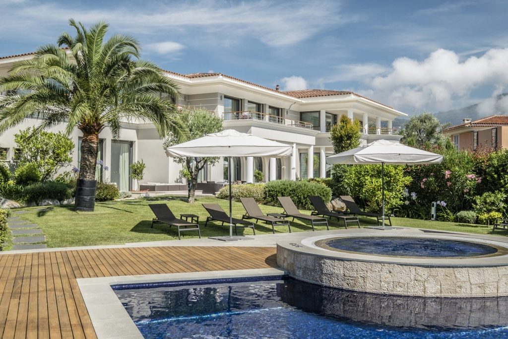 1071746 – Exceptional property with panoramic seaviews