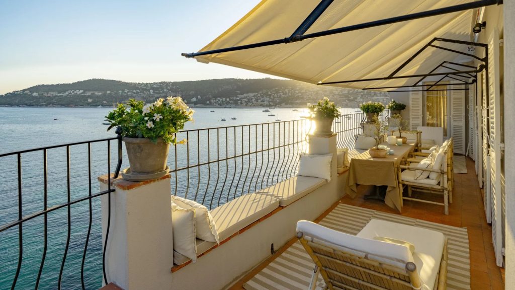 3861670 – Tasteful 4-bedroom waterfront villa with ample terraces and private garage