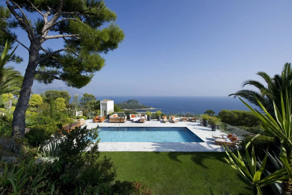 1071826 – Luxury, modern 7-bedroom villa with hotel service