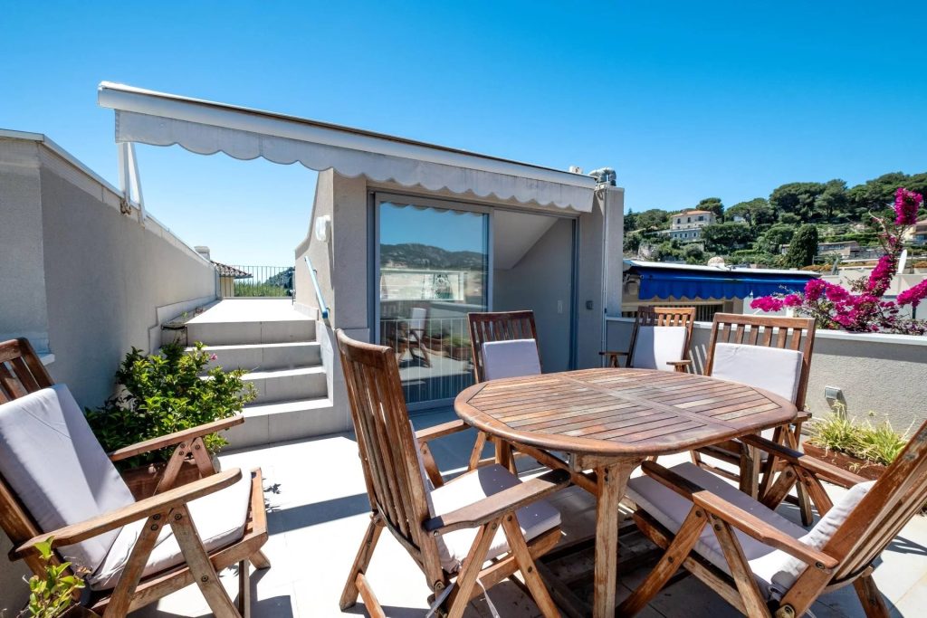 1634560 – Central 3-Bedroom Apartment with Sea Views