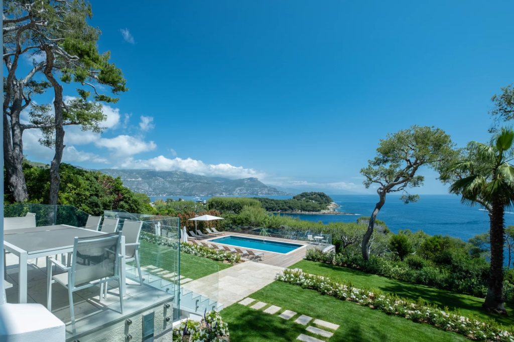 5541736 – Luxury Front-Line Villa with Panoramic Sea Views