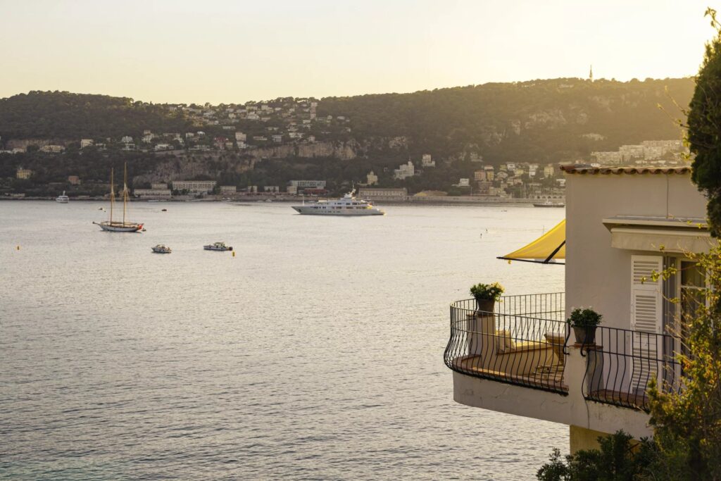 3861670 – Tasteful 4-bedroom waterfront villa with ample terraces and private garage