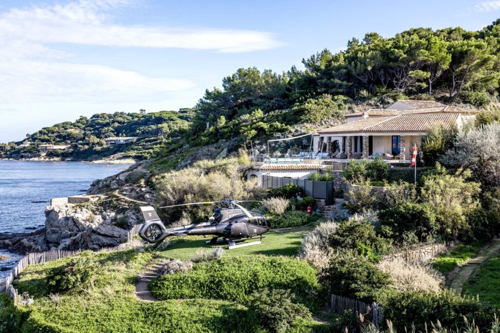 2024262 – Waterfront villa with direct sea access in Saint-Tropez