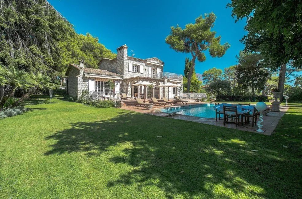 5757402 – Stone villa with partial sea view