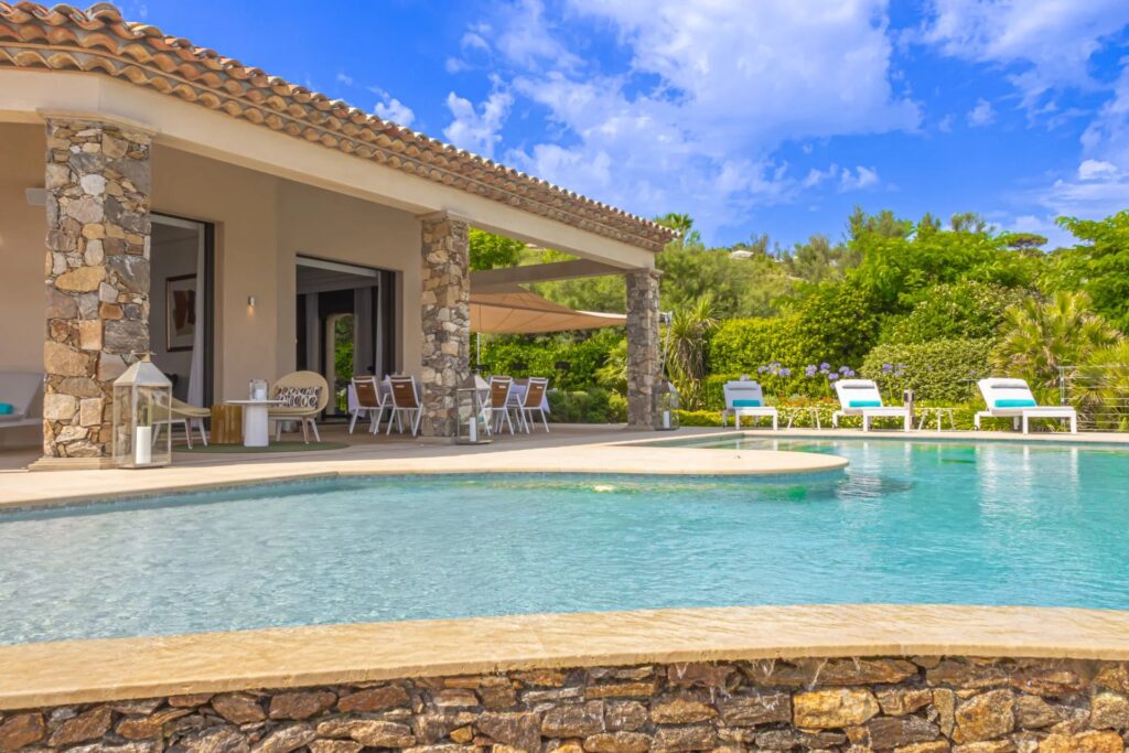 2024262 – Waterfront villa with direct sea access in Saint-Tropez