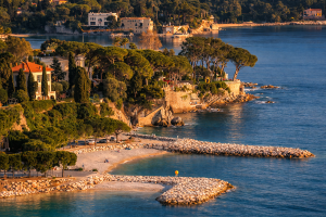 Découvrez Villefranche-sur-Mer sur la Côte d’Azur, une destination prisée au charme authentique, avec sa vieille ville pittoresque, ses vues panoramiques sur la mer et ses propriétés d’exception à proximité de Nice et de Monaco.