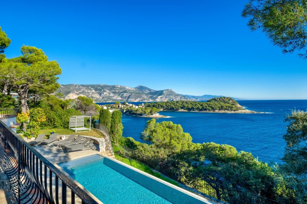 82617608 – Provencal 5-bedroom villa with sea views and pool