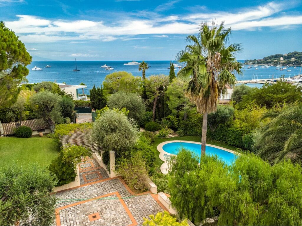 Vue à couper le souffle, terrain plat et intimité pour cette villa captivante