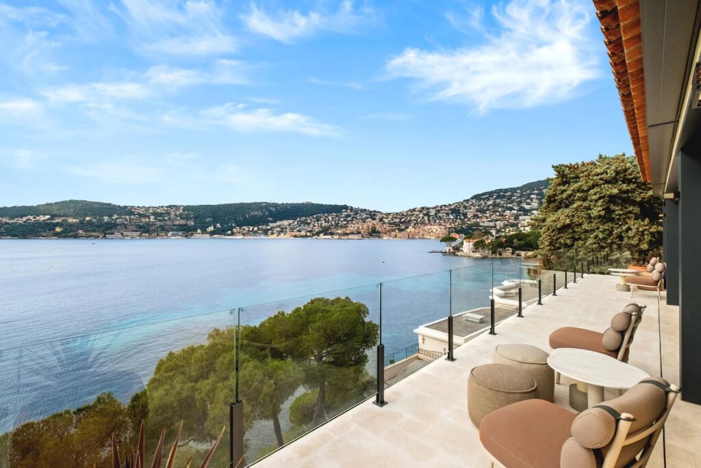 Design de bon goût avec vue panoramique sur la baie de Villefranche