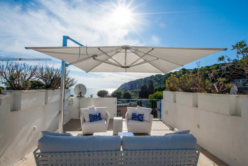 1071697 – 3-bedroom triplex townhouse with sea views