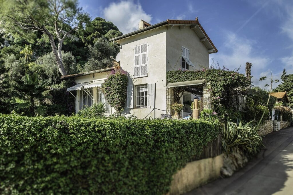 5-bedroom villa in privileged location steps from the sea
