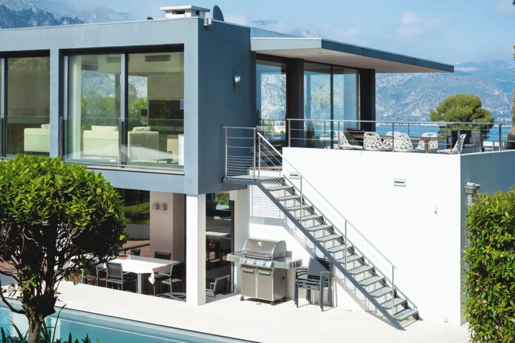 Modern home with grand sea-views