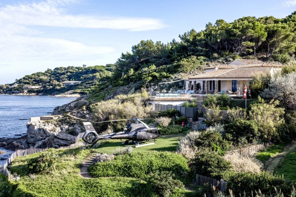 2024262 – Waterfront villa with direct sea access in Saint-Tropez
