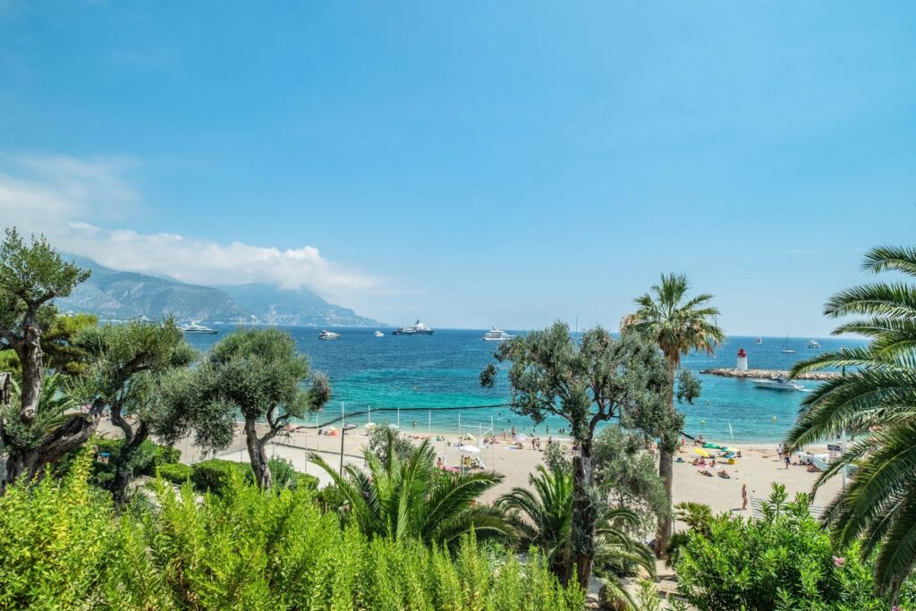 2891383 – Gorgeous 2-bedroom waterfront apartment