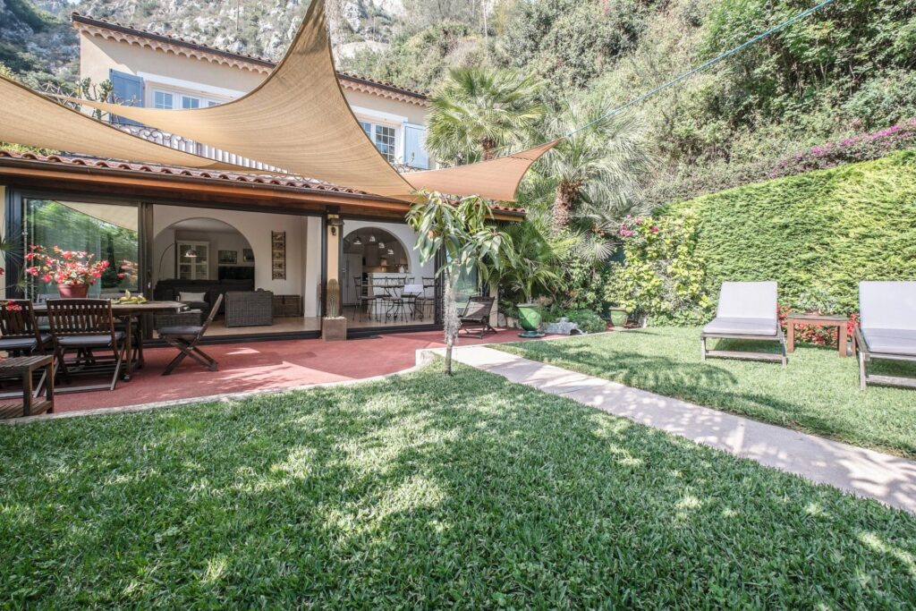 1203034 – 3-bedroom apartment near the beach