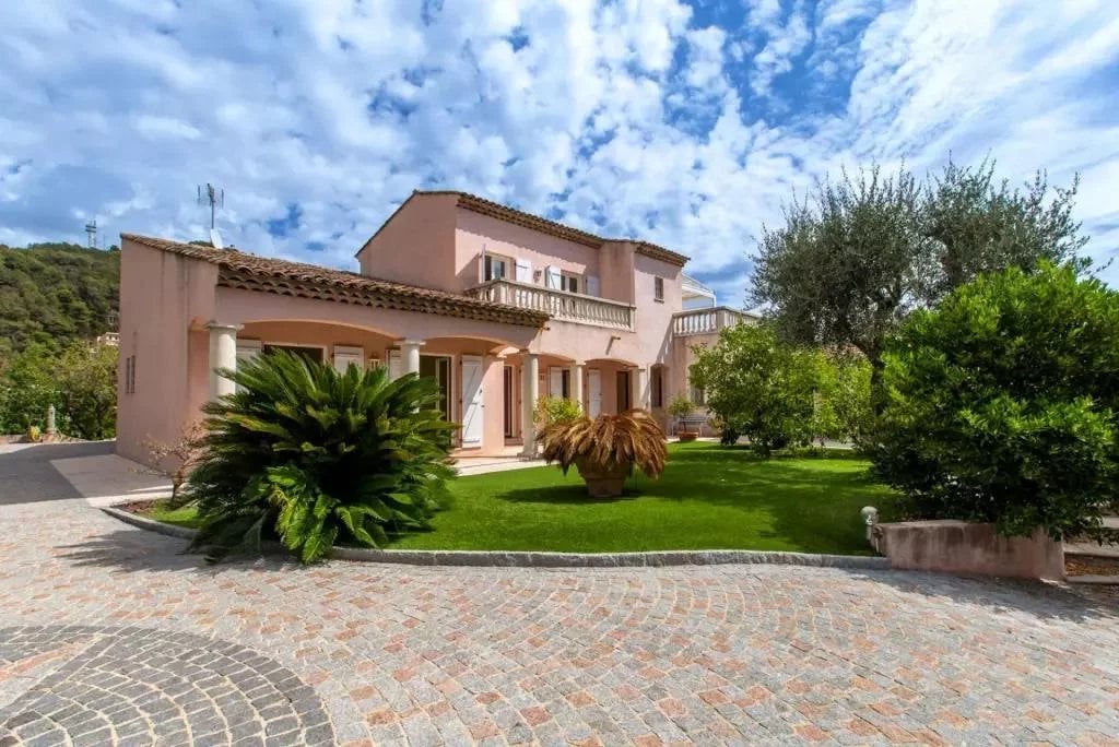 8213188 – Neo Provençal villa with flat land and a swimming pool