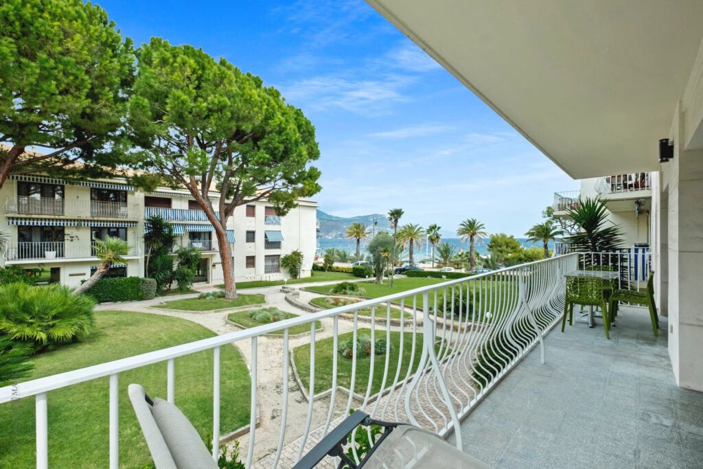 7442914 – Refurbished central apartment nearby the beach