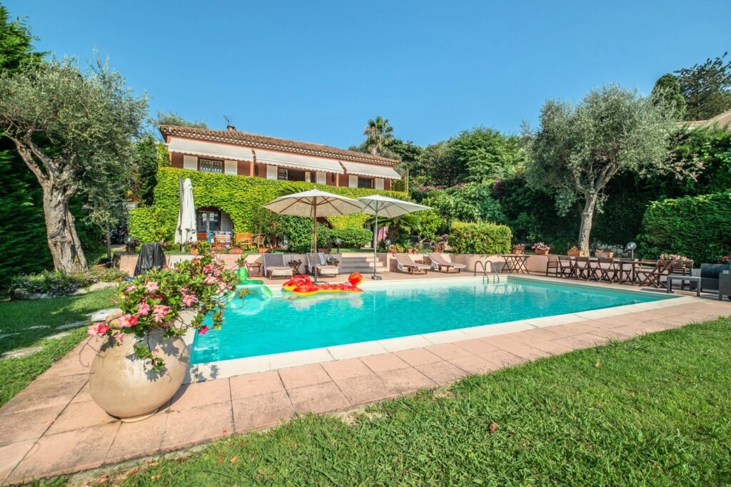 Provencal south-west facing villa with sea-view