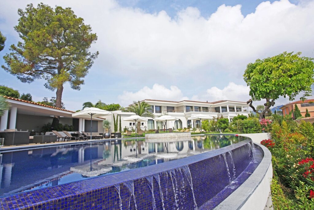 1071746 – Exceptional property with panoramic seaviews