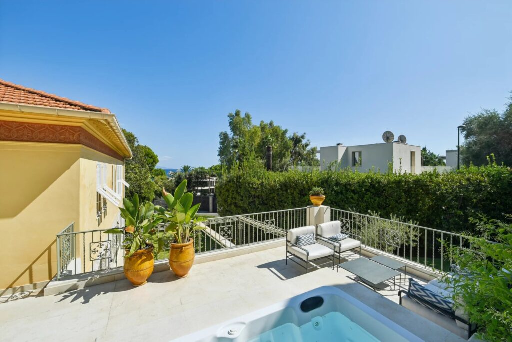 7319794 – Mediterranean-style 4 bedroom villa close to the sea