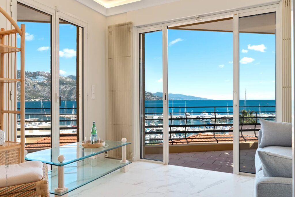 6876858 – Immaculately renovated apartment with sublime sea views