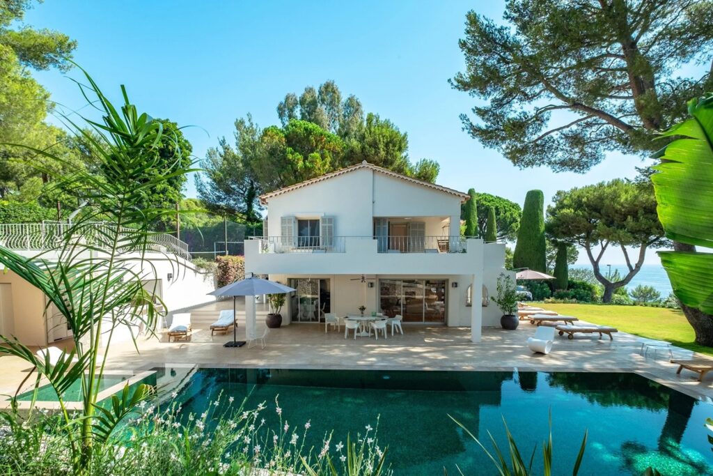 1071786 – Provencal villa with flat gardens, pool and sea views