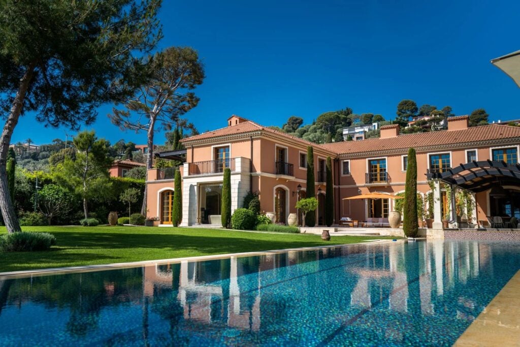 84116971 – Luxueuse villa pieds dans l&rsquo;eau de 6 chambres avec accès direct vers la mer