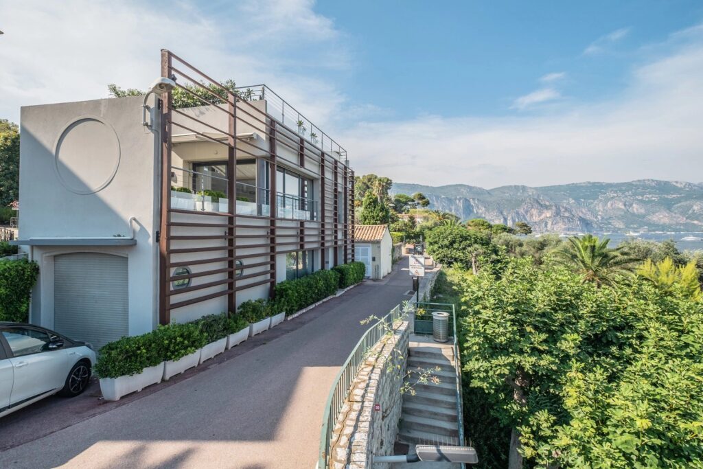 Contemporary beachfront villa in the heart of Saint-Jean-Cap-Ferrat